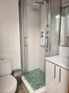 une salle de bain blanche avec douche et toilettes dans l'établissement Valencia, à Valence