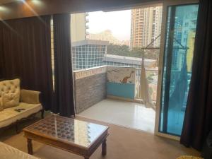 uma sala de estar com vista para a cidade em Royal Nest (AS) 3 BHK Suite em Pune