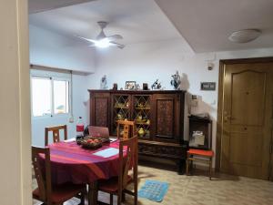 une salle à manger avec une table et une armoire dans l'établissement Valencia, à Valence