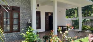 une porte d'entrée d'une maison ornée de plantes dans l'établissement Sundill Green Homestay, à Tangalle