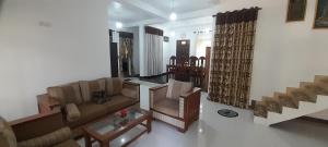 un salon avec un canapé et un escalier dans l'établissement Sundill Green Homestay, à Tangalle 3 autres photos