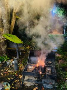Ein Grill mit Rauch aus dem Grill in der Unterkunft Family Home Villa Bà Nà Sun World 