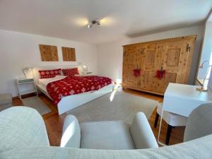 Schlafzimmer mit einem Bett, einem Tisch und Stühlen in der Unterkunft 70 qm trendig und komfortabel in Engadiner Haus - ENGADIN HOLIDAYS in Guarda