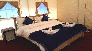 una camera da letto con un letto con due fiori bianchi di Eastern Valley Camp a Spangmik