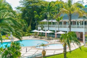 eine Luftansicht eines Hotels mit Pool und Palmen in der Unterkunft Lake Kivu Serena Hotel in Gisenyi