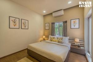 Ένα ή περισσότερα κρεβάτια σε δωμάτιο στο StayVista's Silver Grove - Serene Haven with Expansive Lawn & Terrace +20 φωτογραφίες