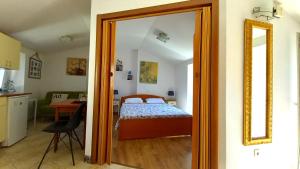 1 dormitorio con cama y espejo en Apartments Donda, en Split