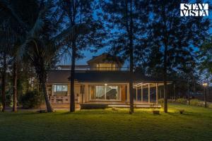 Κήπος έξω από το StayVista's Silver Grove - Serene Haven with Expansive Lawn & Terrace