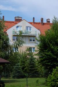 budynek z balkonem na boku w obiekcie Apartament Słoneczny 1 w mieście Opole