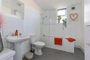 biała łazienka z toaletą i umywalką w obiekcie Perfect Retreat 4bed House Trent Bridge & Forest w Nottingham