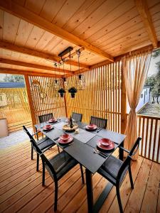 uma sala de jantar com mesa e cadeiras numa casa em Mobile home TASHA em Biograd na Moru