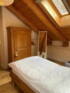 um quarto com uma cama e um tecto de madeira em Top - Rustico mit Aussenwhirlpool beheizt und Sauna em Dongio