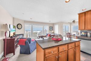 een keuken en een woonkamer met uitzicht op de oceaan bij Deja View in Rockaway Beach