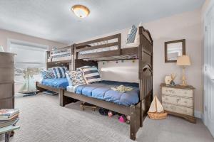 1 dormitorio con 2 literas en una habitación en Deja View, en Rockaway Beach