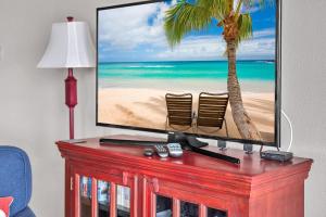 een televisie op een dressoir met een palmboom erop bij Deja View in Rockaway Beach