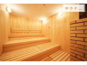 una sauna con paneles de madera y luces en una habitación en HOTEL FUKURACIA OSAKA-BAY, en Osaka