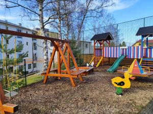 Herní místnost nebo prostor pro děti v ubytování Chaty Koloděje-ubytování u řeky v soukromém areálu-GREEN