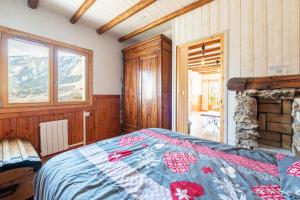 een slaapkamer met een bed in een kamer met een open haard bij Appartement Albiez Montrond in Albiez-Montrond