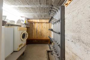 een wasruimte met een wasmachine en droger bij Appartement Albiez Montrond in Albiez-Montrond