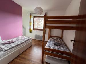 - une chambre avec 2 lits superposés et une fenêtre dans l'établissement Family Apartment Tále, à Tale
