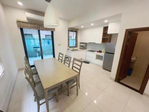 Η κουζίνα ή μικρή κουζίνα στο Villa 5 Phòng Ngủ Royal Lotus Bãi Cháy