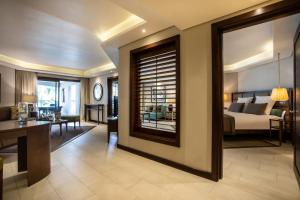 格蘭貝伊的住宿－Royal Palm Beachcomber Luxury，一间设有床铺和客厅的房间