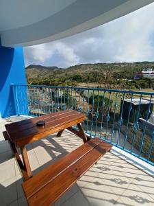 鵝鑾的住宿－迦那會館，木制长凳,位于俯瞰大海的阳台