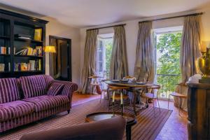 un soggiorno con divano viola e tavolo di Villa les Roses a Brando