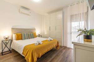 ein Schlafzimmer mit einem Bett mit zwei Handtüchern darauf in der Unterkunft 2 hab. en Playa de Fuengirola in Fuengirola