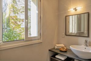 uma casa de banho com um lavatório e uma janela em Villa la Rose des Mers em Brando