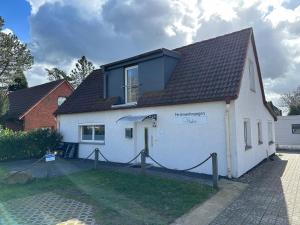 a white house with a window on top of it at Ferienwohnungen Stilschön in Warnemünde