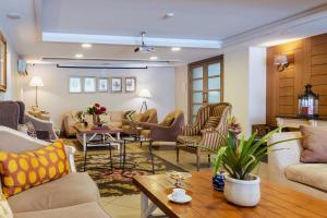 ein Wohnzimmer mit Sofas, Stühlen und einem Tisch in der Unterkunft Cheya Besiktas Istanbul Bosphorus City Center Hotel & Suites in Istanbul