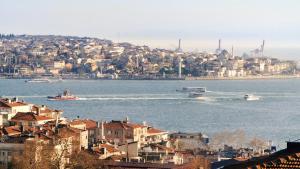 Cheya Besiktas Istanbul Bosphorus City Center Hotel & Suites في إسطنبول: اطلاله على مدينه والماء بالقوارب