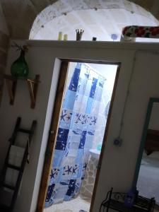 una camera con una porta con piastrelle bianche e blu di Kryptàdion a Grottaglie