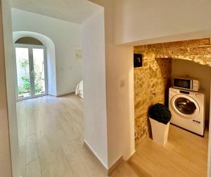uma sala de estar com máquina de lavar e secar numa casa em Duna em Tarifa