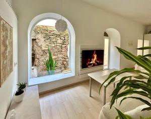uma sala de estar com lareira e uma parede de pedra em Duna em Tarifa