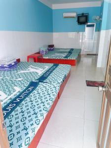a room with three beds in a room at Nhà Trọ Số 2 in áº¤p VÄ©nh ÃÃ´ng