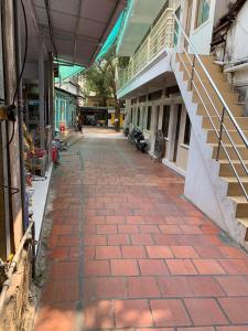 an empty street with a brick sidewalk next to a building at Nhà Trọ Số 2 in áº¤p VÄ©nh ÃÃ´ng