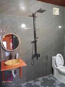 Koupelna v ubytování LÝ GIA HOMESTAY
