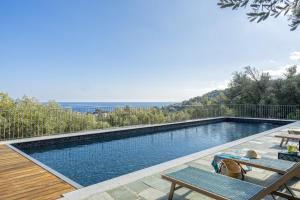 una piscina con vistas al océano en Villa Cintolino en Brando