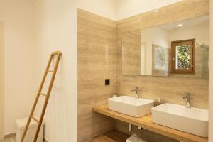 Villa Cintolino في Brando: حمام مغسلتين ومرآة