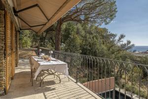 una mesa en el balcón de una casa en Villa Piccula, en Brando