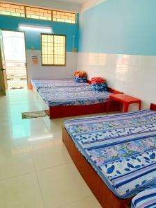 Habitación con 2 camas en una habitación en Nhà Trọ Số 2 en áº¤p VÄ©nh ÃÃ´ng