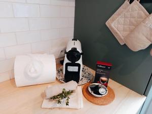Příslušenství pro přípravu čaje a kávy v ubytování Apartmán u starého pivovaru