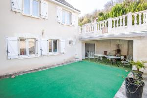 an image of a house with a green lawn at L'Inattendue - Villa pour 8pers. in Pocé-sur-Cisse