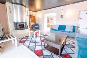 ein Wohnzimmer mit einem Sofa und einem Kamin in der Unterkunft L'Inattendue - Villa pour 8pers. in Pocé-sur-Cisse