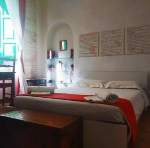 un letto con due asciugamani sopra in una stanza di B&B La Casa in Centro ad Ancona