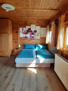 ein Schlafzimmer mit einem großen Bett in einem Holzzimmer in der Unterkunft Ferienhaus Keller in Freyung