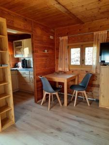 eine Küche mit einem Tisch und Stühlen in einer Hütte in der Unterkunft Ferienhaus Keller in Freyung