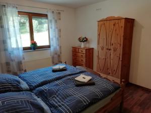 a bedroom with a bed with two towels on it at Ferienwohnung Link in Hellenthal